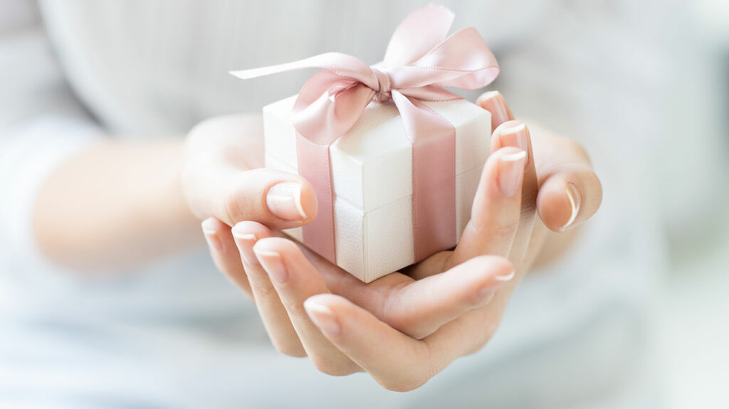 Geschenk mit rosander Schleife